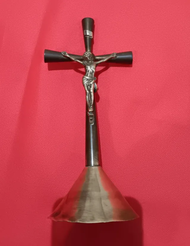 Cruz de bronce con figura de Cristo