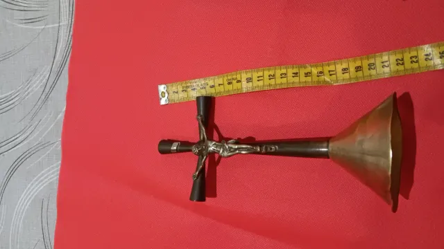 Cruz de bronce con figura de Cristo