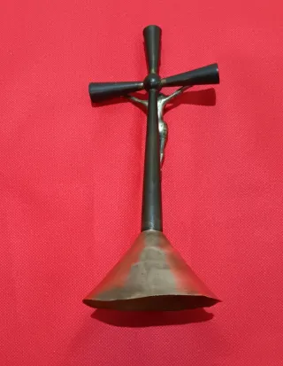 Cruz de bronce con figura de Cristo