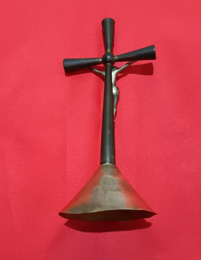Cruz de bronce con figura de Cristo