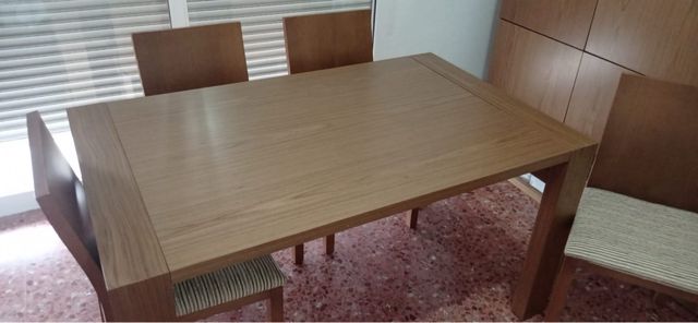 Mesa extensible comedor y 4 sillas