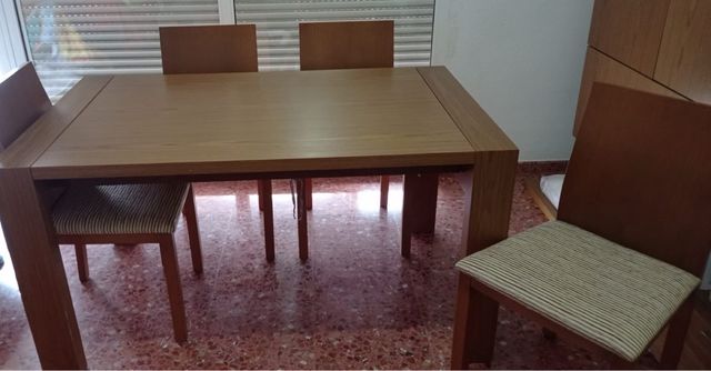 Mesa extensible comedor y 4 sillas