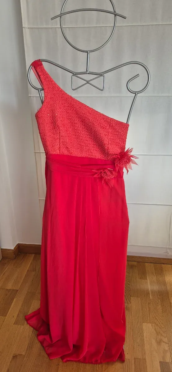 Vestido coral asimétrico con pedrería