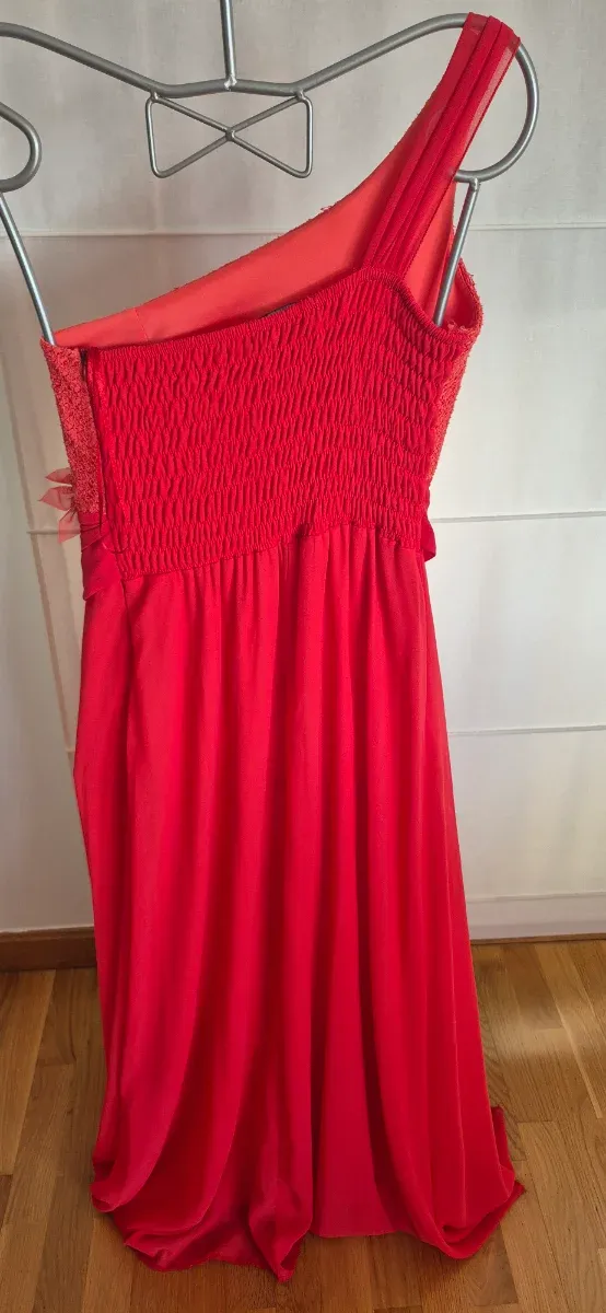Vestido coral asimétrico con pedrería