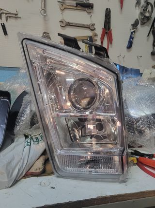Faro derecho Volvo FH13 nuevo