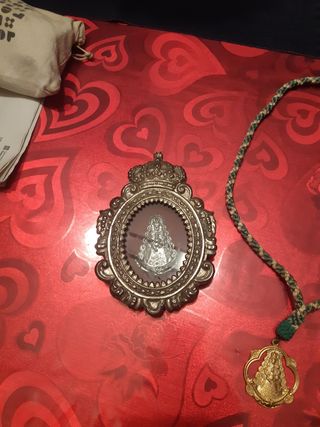 ROCIEROS Relicario Virgen del Rocio y medalla Roci