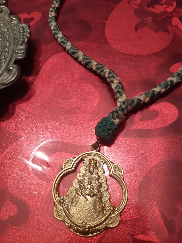 ROCIEROS Relicario Virgen del Rocio y medalla Roci