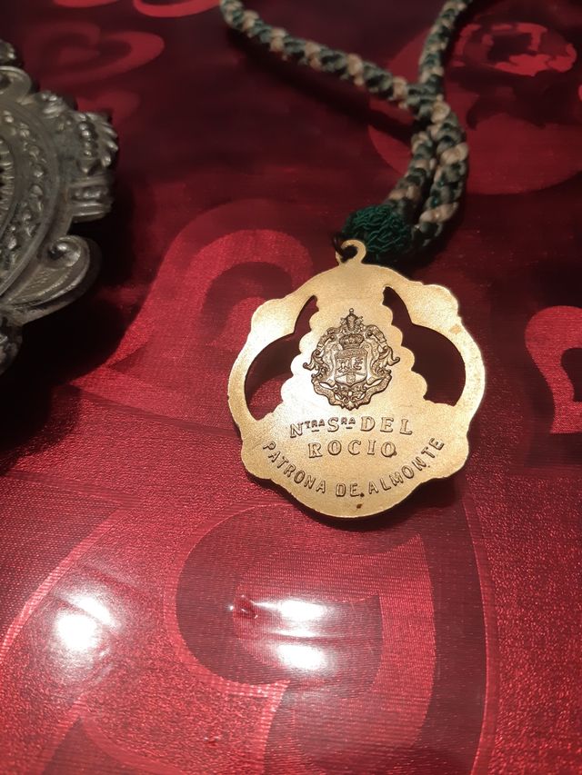 ROCIEROS Relicario Virgen del Rocio y medalla Roci