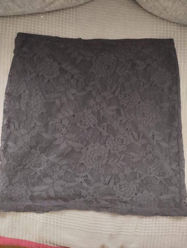 Falda negra Lefties encaje floral