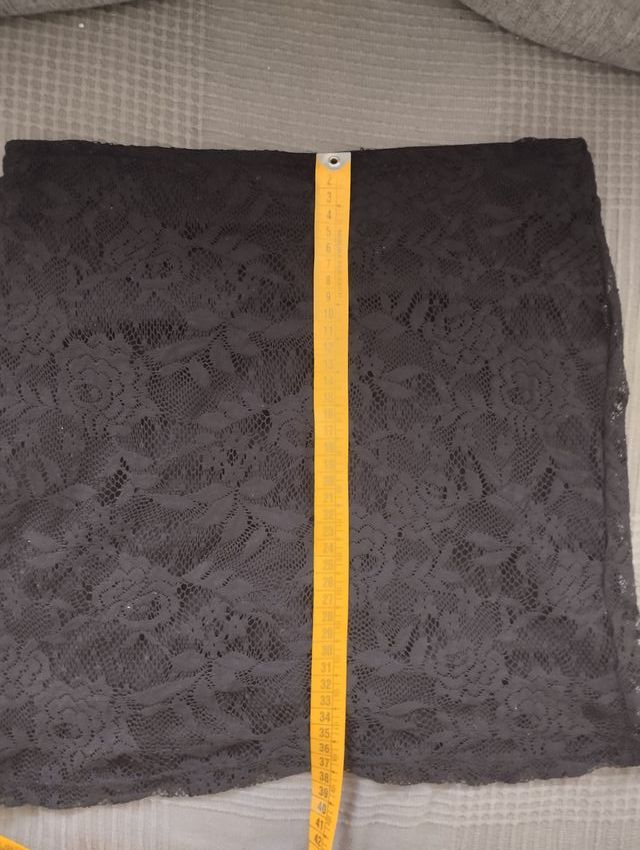 Falda negra Lefties encaje floral