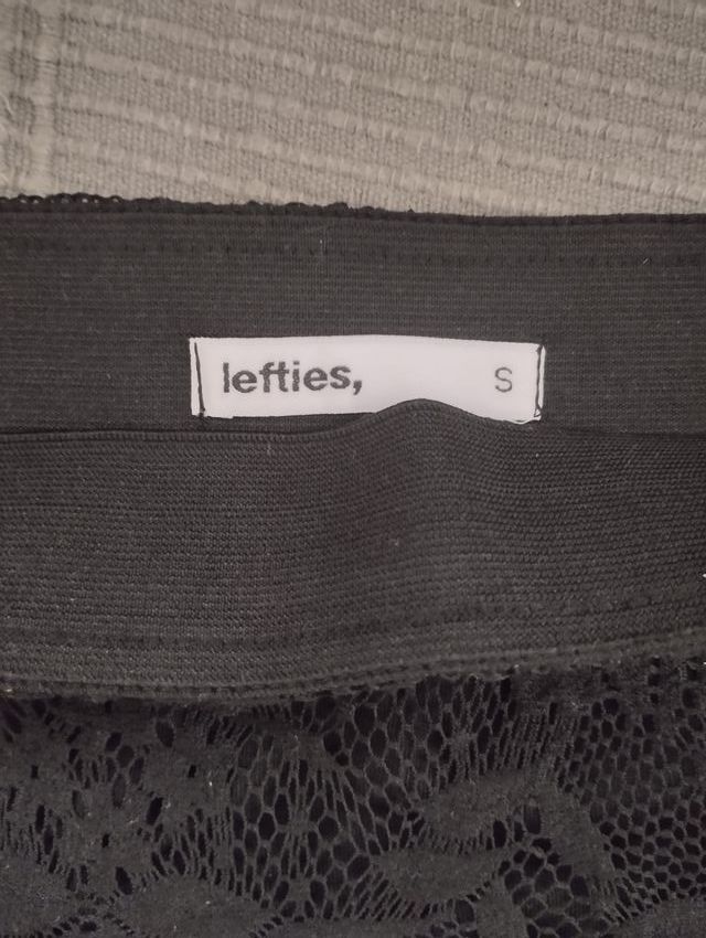 Falda negra Lefties encaje floral