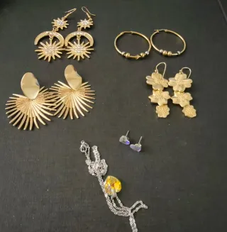 Lote de Pendientes Dorados y Collar