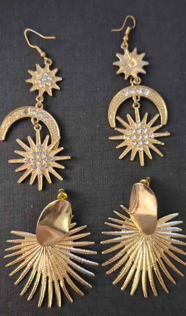 Lote de Pendientes Dorados y Collar