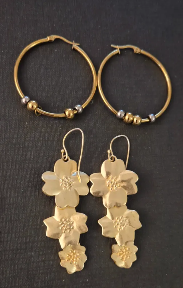 Lote de Pendientes Dorados y Collar