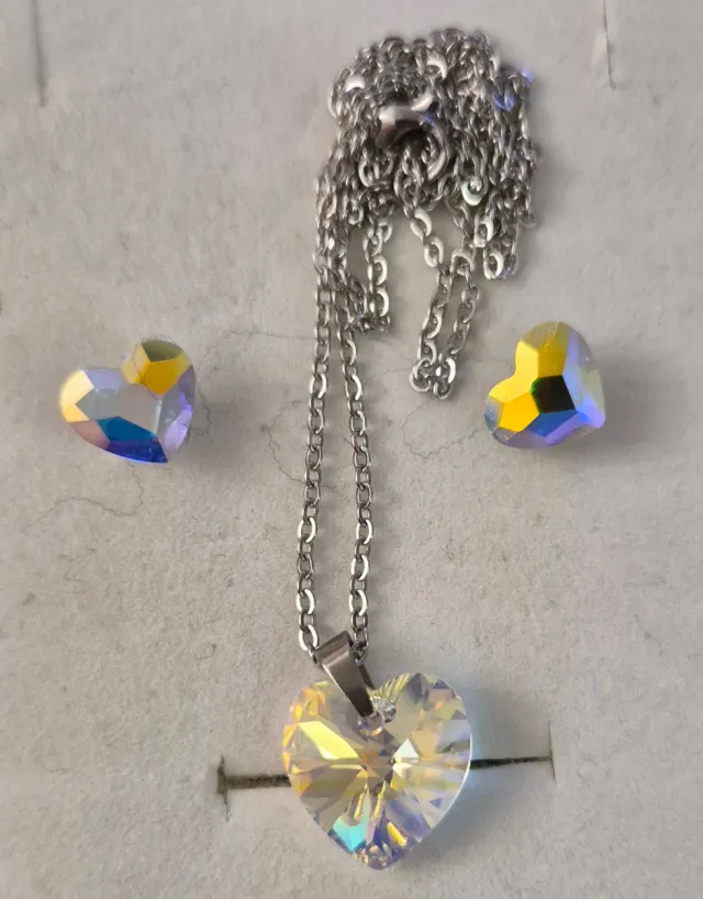 Lote de Pendientes Dorados y Collar