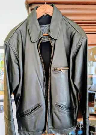 Cazadora de cuero negra