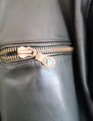 Cazadora de cuero negra