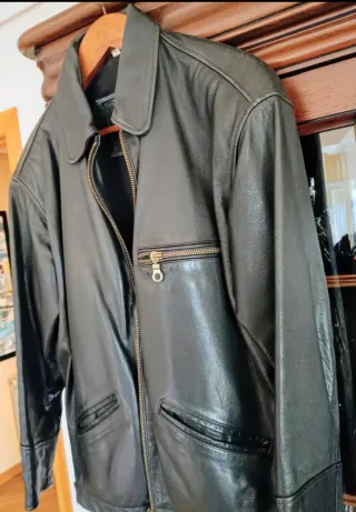 Cazadora de cuero negra