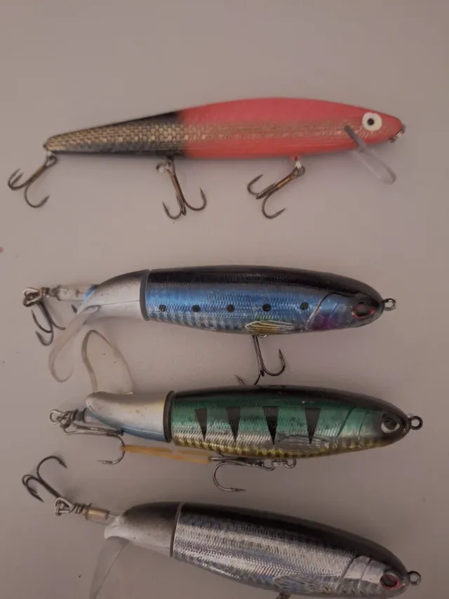 4 señuelos pesca: 3 hélices, 1 normal