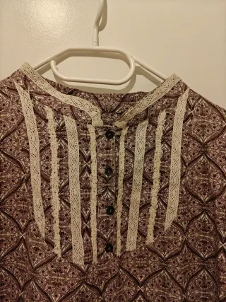 Blusa larga estampada con encaje