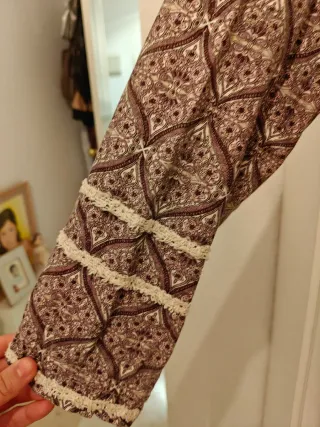 Blusa larga estampada con encaje