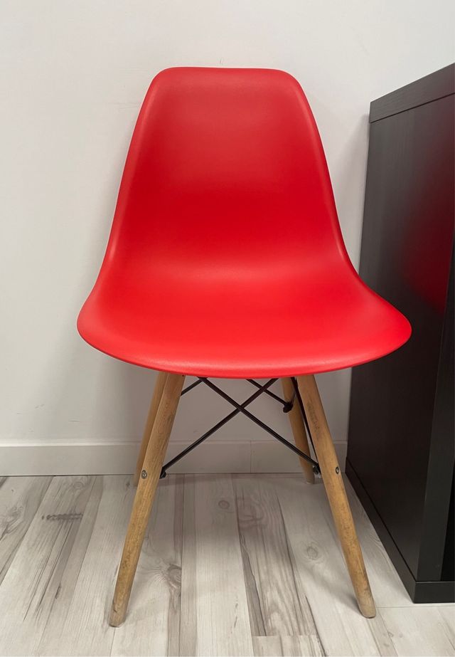 Sillas de plástico y madera rojas