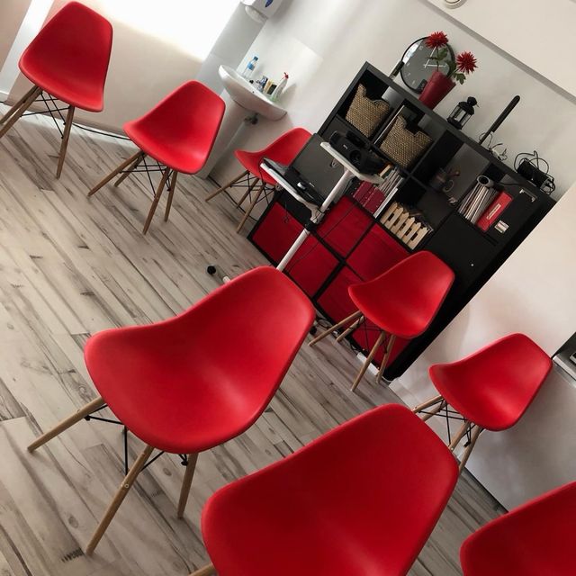 Sillas de plástico y madera rojas