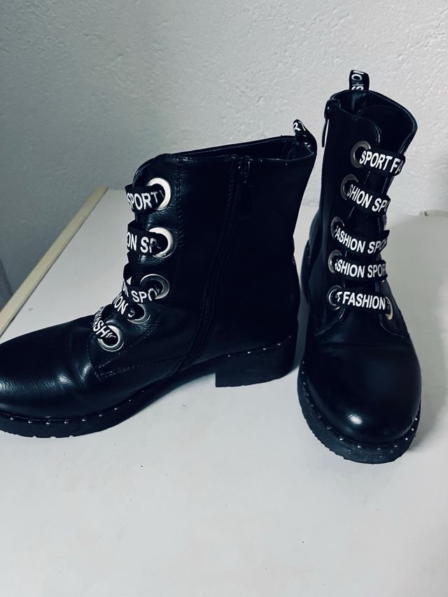 Botines negros con tiras