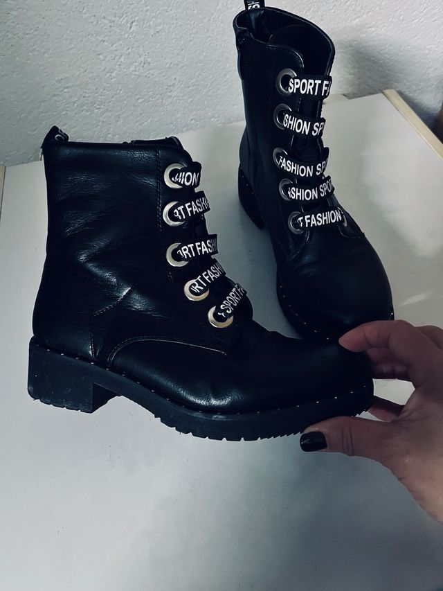 Botines negros con tiras