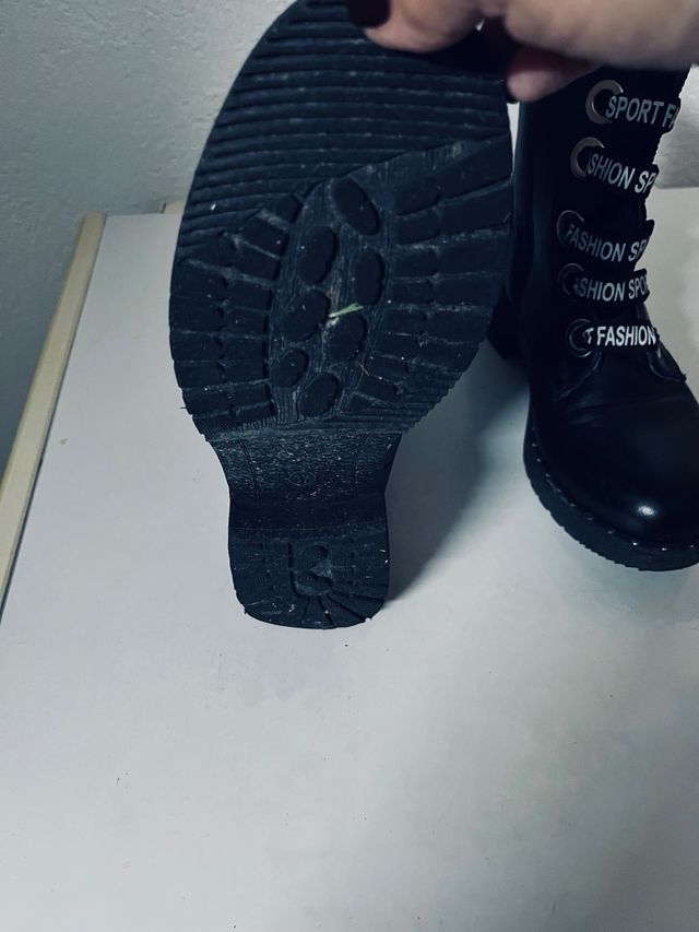 Botines negros con tiras