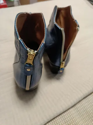 Botines de piel azul metalizado con detalle dorado