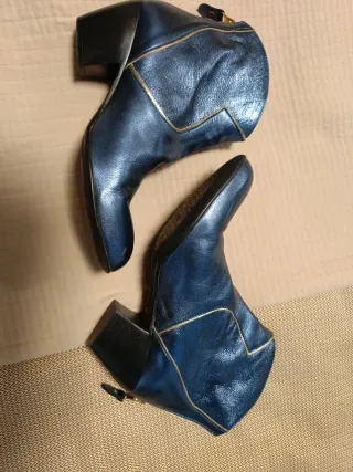 Botines de piel azul metalizado con detalle dorado