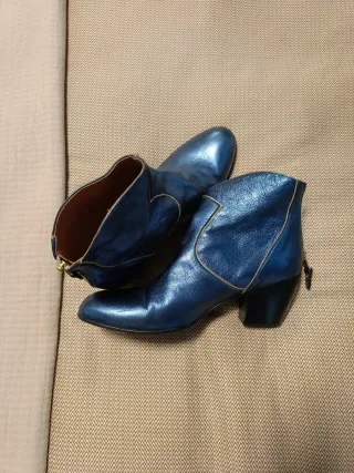 Botines de piel azul metalizado con detalle dorado