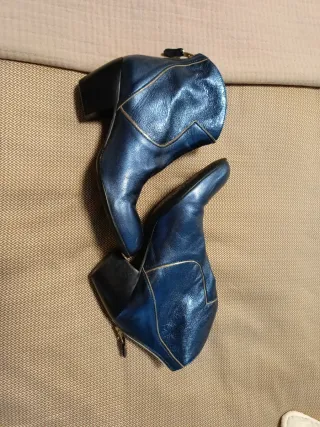 Botines de piel azul metalizado con detalle dorado