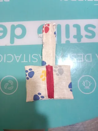 Monedero hecho a mano con cremallera roja