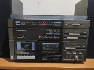 Equipo de música Thomson con altavoces