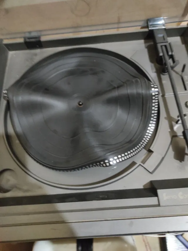 Equipo de música Thomson con altavoces