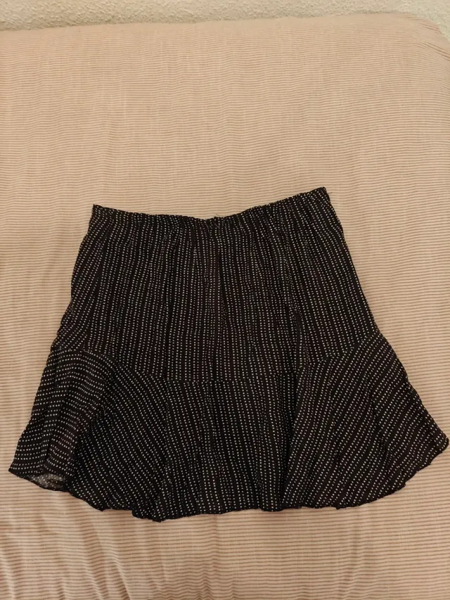 Falda midi negra con estampado de puntos