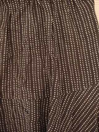 Falda midi negra con estampado de puntos