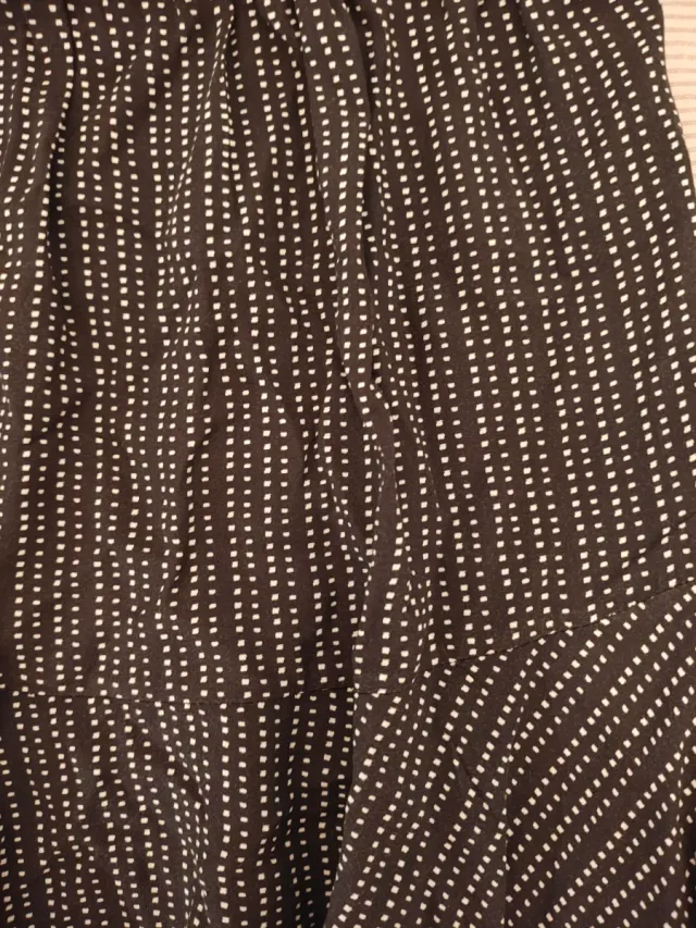 Falda midi negra con estampado de puntos