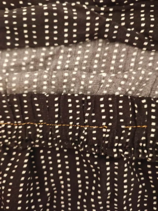 Falda midi negra con estampado de puntos