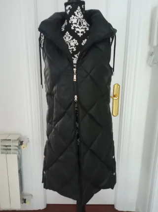 Chaleco acolchado símil piel negro