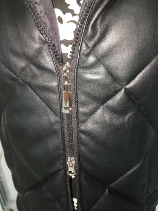 Chaleco acolchado símil piel negro