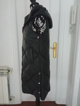 Chaleco acolchado símil piel negro