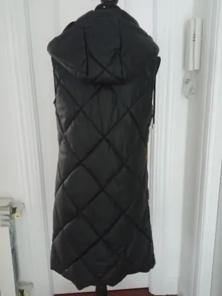 Chaleco acolchado símil piel negro