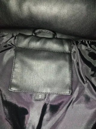 Chaleco acolchado símil piel negro