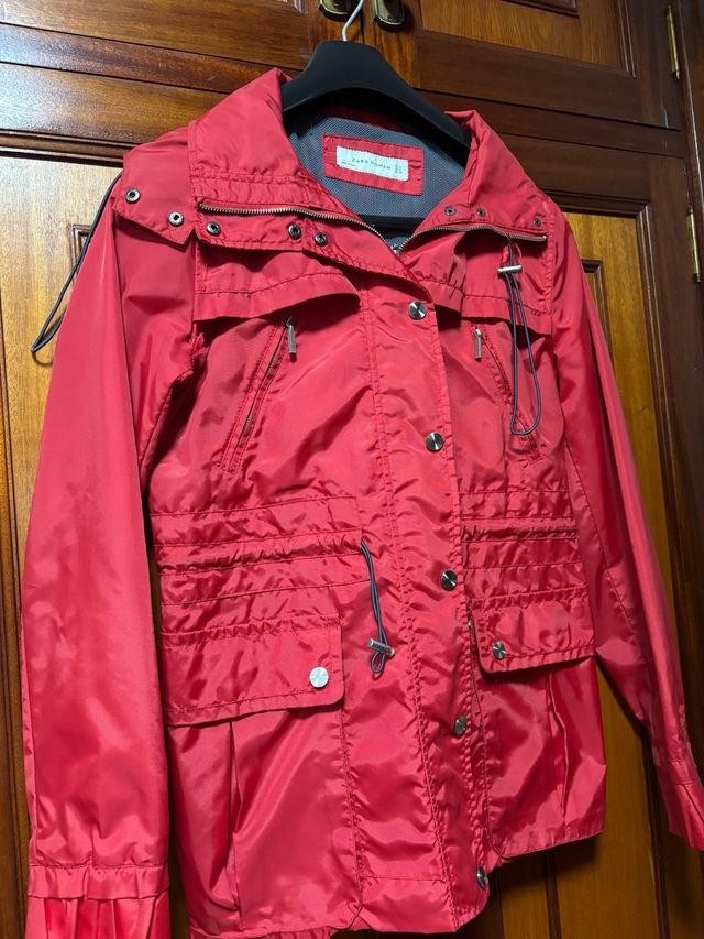 Cazadora/Gabardina Zara Roja Talla M