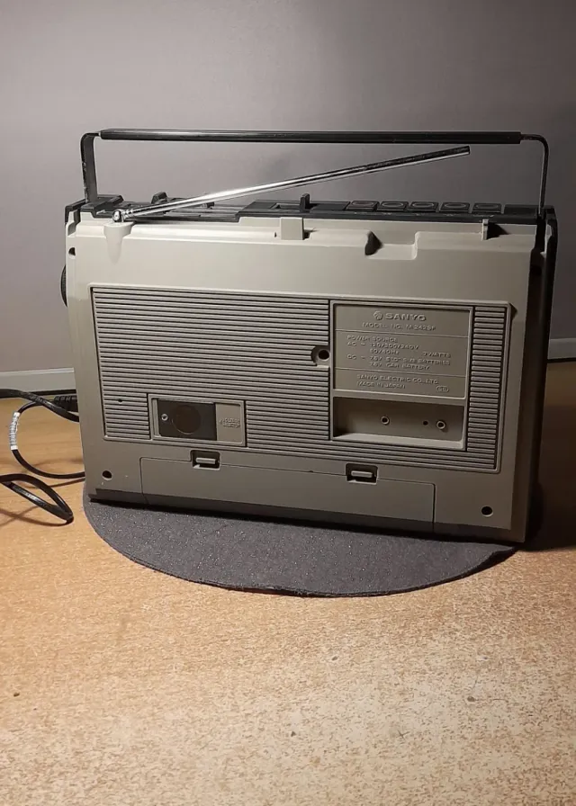 Radio Cassette Sanyo M2429F Plata