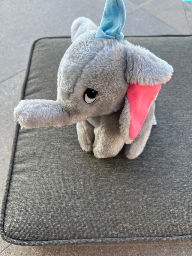 Peluche Elefante Gris con Orejas Rosas y Azul