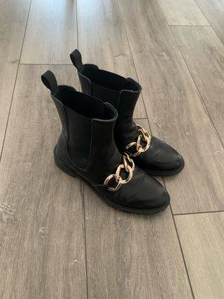 Scarponcini Frau neri con catena oro